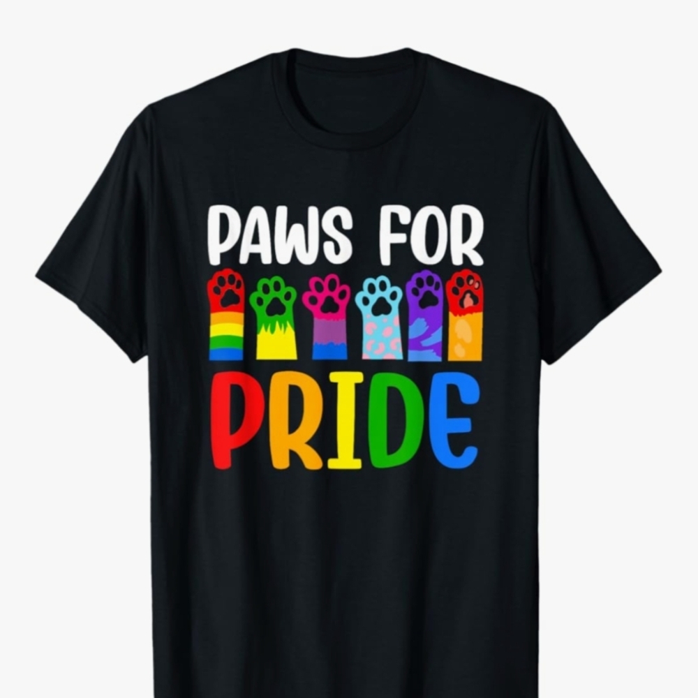 GILDAN Graphic T-Shirt Colorful Rainbow Pride Paw Print  Size Medium NWT